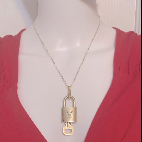 Louis Vuitton lock & key with gold necklace - Picture 7 of 9